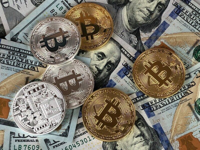 Free Close-up of bitcoins and US dollar bills symbolizing modern finance and cryptocurrency. Stock Photo