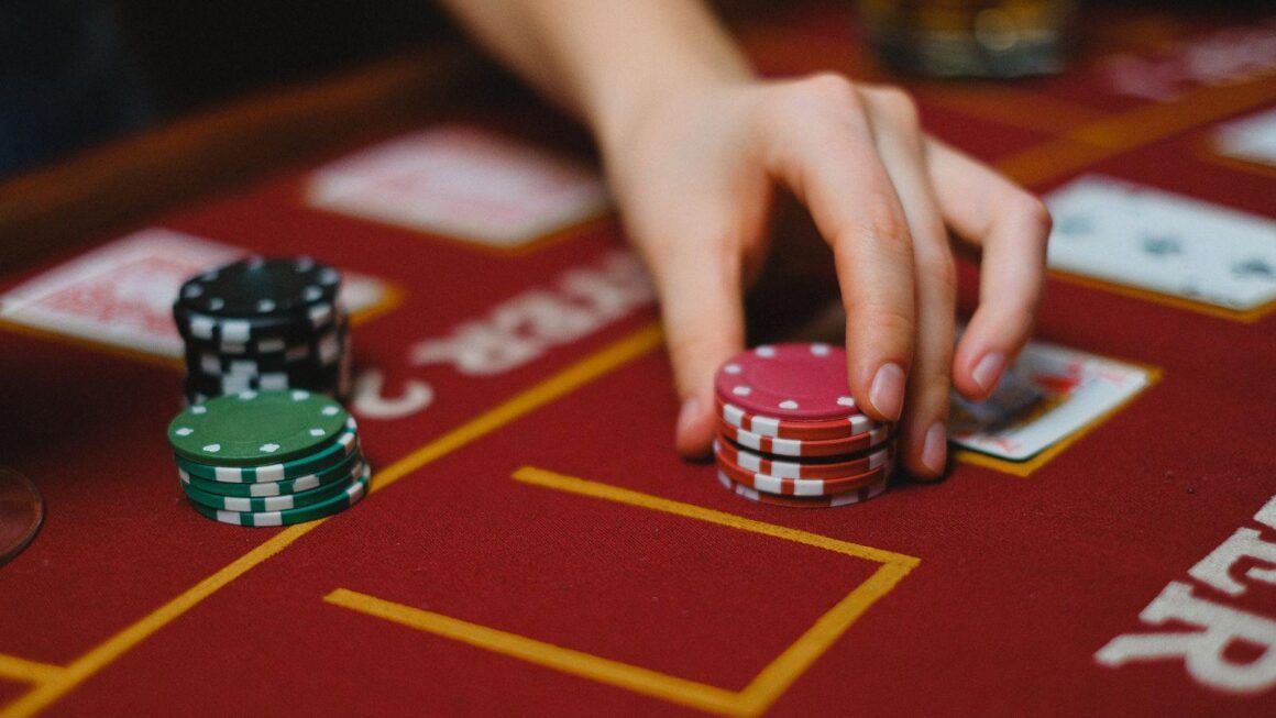 Player reviewing a no deposit casino bonus offer, including free spins, wagering requirements and maximum cashout