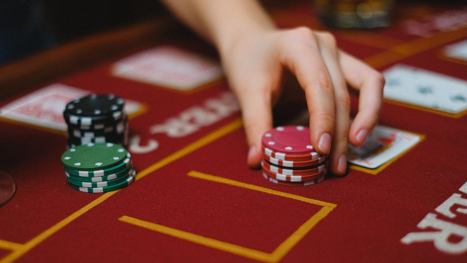 Player reviewing a no deposit casino bonus offer, including free spins, wagering requirements and maximum cashout
